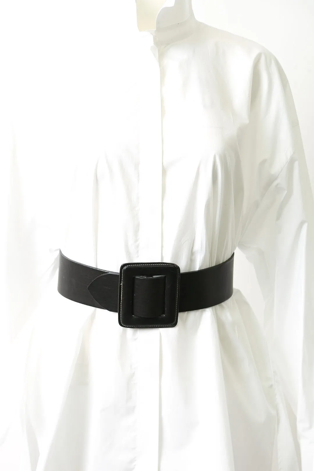 SLEEK BUCKLED WAIST BELT IN LEATHER